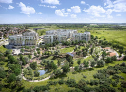 Sobola Biel Park w Suwałkach to prywatny park przeznaczony wyłącznie dla mieszkańców osiedla. Zlokalizowany jest on przy ul. A. Piłsudskiej, blisko centrum miasta oraz suwalskiej obwodnicy. Osiedle Sobola Biel realizuje koncepcję 15-minutowego miasta, zapewniając mieszkańcom kompleksową infrastrukturę oraz bogatą ofertę rekreacyjną, w którą wpisuje się projektowana przestrzeń. Autorem projektu prywatnego parku jest studio Malinowski Design, wizualizacje stworzone zostały z kolei przez firmę Alter Image Sebastian Kochel.