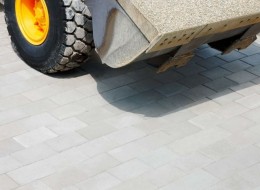 Duży mróz, zalegający śnieg i intensywne opady mogą bardzo niekorzystnie wpłynąć na wygląd oraz właściwości materiałów budowlanych