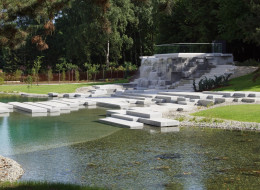Zajmujący ponad 600 hektarów powierzchni chorzowski Park Śląski im. gen. Jerzego Ziętka jest znanym na Śląsku miejscem rozrywki i odpoczynku. Oprócz licznych atrakcji, wśród których można wymienić ogród zoologiczny, wesołe miasteczko, planetarium i muzeum etnograficzne, znajduje się w nim mnogość kwietnych rabat i ogrodów tematycznych. Jednym z nich jest Ogród Japoński, którego koncepcję w 2014 r. opracował zespół w składzie: dr inż arch. kraj. Elżbieta Myjak-Sokołowska, mgr inż. arch. kraj. Jakub Botwina, mgr inż. arch. Stanisław Botwina, inż arch. kraj. Michał Szaruga. Realizacja zakończona w 2021 r. 