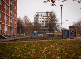 Warszawa realizuje obecnie szereg projektów związanych z poszerzeniem zielonych stref w różnych częściach miasta. Są one w głównej mierze finansowane z Budżetu Obywatelskiego, koncentrują się na tworzeniu nowych przestrzeni rekreacyjnych, nasadzeniach roślinności i modernizacji infrastruktury miejskiej. Realizowane obecnie projekty mają zostać ukończone w pierwszym kwartale 2025 r.