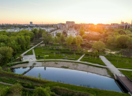 Mający prawie 1 ha powierzchni Park Enklawa stał się nową przestrzenią rekreacyjną warszawskiej dzielnicy Mokotów. Zielony skwer zaprojektowany został w 2018 r. jako część osiedla Jaśminowy Mokotów, którego inwestorem jest Skanska Residential Development Poland. W 2024 r. teren został przekazany miastu. Ogólnodostępny Park Enklawa jest nie tylko miejscem relaksu, ale także istotnym elementem stołecznego ekosystemu, powstałym z poszanowaniem dla środowiska.