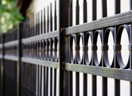 Wykonane z dbałością o najmniejsze detale, metalowe ogrodzenia czy też ozdobne balustrady dodają piękna każdej posesji. Niestety pojawiająca się na nich rdza bardzo niekorzystnie wpływa na ich trwałość oraz estetykę. Dlatego bardzo ważne jest, aby trwale je zabezpieczyć. 