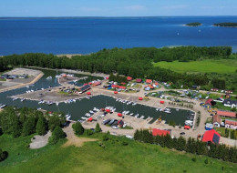 Położona na południowo-zachodnim brzegu jeziora Śniardwy Marina Niedźwiedzi Róg zakończyła proces kompleksowej modernizacji, który znacząco zmienił skalę i jakość funkcjonowania portu