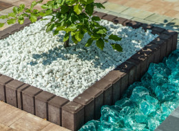 Kruszywo jako naturalny materiał idealnie sprawdza się do aranżacji przestrzeni prywatnej, jak i przestrzeni publicznej. W ofercie firmy Cemex kruszywa neogem dzielimy na kilka grup, które z łatwością możemy połączyć z innymi materiałami w projekcie ogrodu. 
