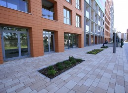 Decydujący wpływ na kształt projektowanych brył budynków kompleksu mieszkaniowego Aura w Gdańsku miała przestrzeń, z jej historycznymi znaczeniami. Architekci podkreślili walory osiedla poprzez dobrze dobrane nawierzchnie.
