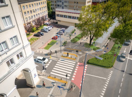 Warszawa zyska nową przestrzeń dla rowerzystów i pieszych. Wzdłuż alei Jana Pawła II, pomiędzy rondem ONZ a aleją „Solidarności”, powstanie blisko kilometrowa trasa rowerowa, trzy parki kieszonkowe oraz niemal sto nowych drzew. To kolejny krok w stronę bardziej przyjaznego i ekologicznego centrum miasta.