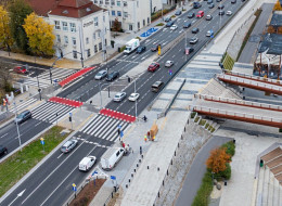 Nowe przejście naziemne przez Wisłostradę przy ul. Karowej w Warszawie to inwestycja, która poprawia komfort poruszania się pieszych i rowerzystów w centrum miasta. Powstało ono jako element większego projektu infrastrukturalnego mającego na celu lepsze skomunikowanie lewego brzegu Wisły z Pragą, a także zwiększenie dostępności nowego mostu pieszo-rowerowego nad Wisłą, otwartego wcześniej w 2024 r. Całkowity koszt przedsięwzięcia wyniósł około 5 mln zł.