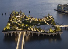 Kiedyś portowe molo, do którego przybijały najbardziej znane transatlantyki, a teraz park publiczny na wyspie. Nowojorski Pier 55 po wielu latach debat zmienił się w Little Island. Nie jest to jedyna tego typu konstrukcja na rzece Hudson: Pier 40 to obecnie miejsce, na którym mieści się stadion drużyny rugby New York Knights. Za projekt Little Island odpowiedzialne jest studio MNLA (Matthews Nielsen Landscape Architects) we współpracy z Thomasem Heatherwickiem.