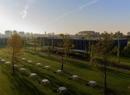 Wielofunkcyjny kompleks H-Farm powstały we włoskim Treviso to miejsce przeznaczone nie tylko dla studentów, ale również dla dzieci i młodzieży w różnym wieku. Nowoczesny kampus zajmuje powierzchnię 30 ha i zlokalizowany jest wzdłuż brzegów rzeki Sile. Powstał w odosobnionym miejscu, aczkolwiek w odpowiedniej bliskości lotniska, co korzystnie wpływa na jego umiędzynarodowienie. Infrastruktura znajdująca się w kampusie została dostarczona przez firmę Metalco, mającą swoją siedzibę w Castelminio di Resana.