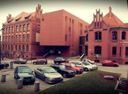 Trwa konkurs dla architektów, członków SARP. Polski etap konkursu obejmuje trzy kategorie: przestrzenie publiczne, budynki użyteczności publicznej, budynki prywatne. Wybrane obiekty (max.3 w każdej z 3 kat.) będą ubiegać się o medal Friendly Spaces of UIA na najbliższym kongresie UIA w 2014 roku w Durbanie. 