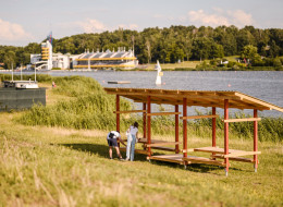 Pod koniec czerwca zakończyła się w Poznaniu 13 edycja międzynarodowych warsztatów projektowych Mood for wood. Przez 12 intensywnych dni,  60 studentów kierunków projektowych z Polski, Czech, Węgier i Słowacji pracowało nad projektem i wykonaniem 6 mebli miejskich, które wzbogaciły przestrzeń nad Jeziorem Maltańskim. Celem warsztatów, organizowanych od 2015 roku przez Stowarzyszenie Architektów Polskich Oddział w Poznaniu oraz Stowarzyszenie Punkt Wspólny  jest przybliżenie młodym projektantom wszystkich aspektów ich przyszłej pracy zawodowej.
