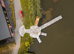 Ażurowa struktura z drewnianych belek tworzy lekką, otwartą przestrzeń, umożliwiającą użytkownikom bliski kontakt z naturą, zapewniając jednocześnie odpoczynek w zacisznym otoczeniu. Ambona nad Jeziorem Maltańskim