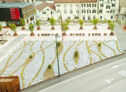 We francuskiej miejscowości Annecy powstał plac, będący przykładem balansu pomiędzy zielenią a betonem. Za projekt odpowiedzialna jest pracowania Agence APS. 