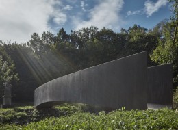 Piesza kładka odlana z czarnego, ultra-lekkiego betonu, połączyła dwa brzegi rzeki w miejscowości Vrapice obok Pragi. Symbolizuje przejście pomiędzy światami