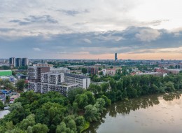 Z reguły trendy w architekturze zmieniają się wraz ze zmianą wartości kulturowych. Obecnie duży wpływ wywiera na nie pandemia COVID-19. Zmieniło to sposób, w jaki ludzie wykorzystują swoją przestrzeń życiową i umocniła pragnienie zmniejszenia śladu węglowego, kładąc nacisk na zrównoważony rozwój. Rola światła, natury i sztucznej inteligencji stała się kluczowa. To z kolei daje możliwość stworzenia spo-kojnych, nadających się do zamieszkania domów i pomocy w powrocie do normalne-go życia.