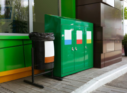
Czym powinny wyróżniać się kosze do przestrzeni miejskiej? Przede wszystkim muszą być funkcjonalne, estetyczne i trwałe. Dwa najpopularniejsze materiały używane do produkcji koszy ulicznych to żeliwo i beton. Oba mają swoje zalety i wady, które należy rozważyć przy wyborze najlepszego rozwiązania dla danej lokalizacji. Na co zwrócić uwagę? 