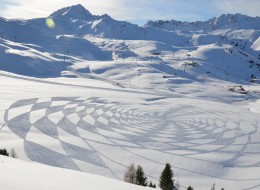 Twórcą geometrycznych wzorów i kształtów rysowanych na śniegu jest Simon Beck. Sztuka czerpie ze znanego już land art’u związanego przede wszystkim z zielonymi wzgórzami, piaskiem lub kamienistym wybrzeżem. Artysta skupił się na sztuce śniegu, tworząc rysunki obejmujące obszary wielkości kilku boisk sportowych. 