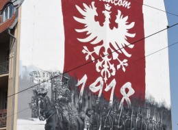 Prezentowany mural przy ul. Dąbrowskiego 33 w Poznaniu powstał, aby upamiętnić odzyskanie przez Polskę niepodległości i niezwykle ważną dla lokalnej społeczności rocznicę Powstania Wielkopolskiego. 
