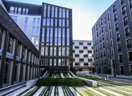Wielofunkcyjna przestrzeń publiczna Katharinenquartier jest największą, nową inwestycją mieszkaniową w centrum miasta. Ma łączyć społeczności oraz okolicę. Projekt został nagrodzony w Fritz-Höger-Preis 2014 oraz BDA Hamburg Architektur Preis 2014.