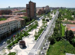 Projekty rewitalizacji obszarów miejskich to nie tylko przywrócenie środowiska fizycznego, ale także pewność decyzji planistycznych i nadzieja na nowych inwestorów i mieszkańców miast. Kwotę 280 milionów euro zainwestowano w projekt pracowni West8 dotyczący odnowienia alei Rio Madrid w Madrycie. Obszar ten otoczony zielenią jest doskonałym przykładem ożywienia przestrzeni publicznej dla mieszkańców w czasie niekontrolowanej urbanizacji. Miejsce w którym niegdyś przebiegała uciążliwa autostrada, dziś jest 6-milowym parkiem miejskim łączącym ludzi, obręby i wspólną energię. 