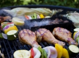 Dla wielu grillowanie to istny rytuał, dla innych jedynie okazja do konsumpcji smacznego jedzenia. Jednak przede wszystkim sposób na spędzanie wolnego czasu na świeżym powietrzu w gronie przyjaciół oraz pretekst do wyśmienitej zabawy. Aby była ona w pełni udana, a przygotowywanie posiłków przebiegało bez problemów trzeba zadbać o wysokiej jakości sprzęt. Jak dokonać właściwego wyboru?