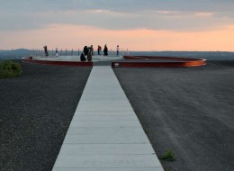 U podnóża hałdy górniczej wznoszącej się na wysokość ponad 80 m leży Park Carla Aleksandra, który powstał na terenie dawnej kopalni o tej samej nazwie. Lokalizacja w obszarze miejskim Akwizgranu wpływa na ponadnarodowy charakter projektu: to tutaj spotykają się Niemcy, Belgia i Holandia. Ze względu na wyjątkowe bogactwo fauny i flory niektóre obszary Parku Carla Aleksandra objęte zostały ochroną. Największymi atrakcjami zagospodarowanej hałdy jest ścieżka w koronach drzew oraz platforma widokowa. Projekt parku został opracowany przez studio DTP we współpracy z PASD Feldmeier + Wrede w ramach konkursu „Magia Czarnych Gór” („Der Zauber der Schwarzen Berge”).