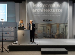 Dużym sukcesem okazała się pierwsza edycja konferencji na temat związków pomiędzy medycyną a architekturą, która została zorganizowana 24 października 2023 przez Grupę Sztuka Architektury w Centrum Olimpijskim w Warszawie. Udział w imprezie zadeklarowało prawie 400 osób, a ostatecznie wzięło w niej udział ponad 200 uczestników – architektów, menedżerów branży medycznej, lekarzy, przedstawicieli firm wykonawczych oraz producentów materiałów budowlanych. Impreza została zorganizowana dzięki bezpośredniej współpracy z ponad 10 partnerami branżowymi. 