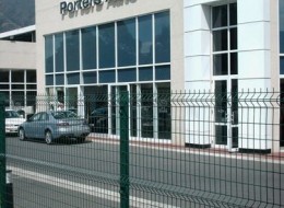 Ogrodzenia panelowe zostały wykorzystane do zabezpieczenia terenu trzech salonów samochodowych w RPA. Wyzwaniem było jednoczesne zapewnienie bardzo wysokiego stopnia ochrony obiektu oraz jednoczesne umożliwienie oglądania samochodów z zewnątrz.