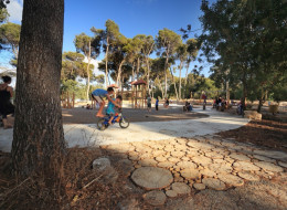 Zaprojektowany przez studio BO Landscape Architecture plac zabaw powstał na terenie swojego poprzednika, znajdujące go się pośrodku dębowo-sosnowego lasu. Wcześniejsze konstrukcje nie spełniały norm bezpieczeństwa, dlatego też podjęto decyzję o ich likwidacji. Nowe miejsca zabaw w Hashomrim Park w dużej mierze powstały z naturalnych materiałów i nawiązują do leśnego otoczenia. Zapewniają również bezpieczeństwo zarówno bawiącym się w nim dzieciom, jak i ich opiekunom.