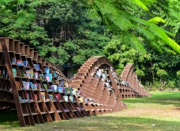 Jak zachęcić ludzi do czytania książek? Architekci z pracowni Nudes mają na to pomysł – indyjskie studio zaprojektowało otwartą bibliotekę pod gołym niebem otwartą dla każdego. 