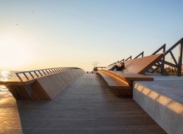 W tureckim Izmirze powstała nowa nadmorska atrakcja zaprojektowana przez studio Evren Başbuğ Architects. Kładka oraz promenada „Bostanli Sunset Lounge” nad Zatoką Izmirską to obietnica nowej przestrzeni miejskiej i możliwości doświadczania nowej formy odpoczynku dla mieszkańców Izmiru oraz turystów. Architekci wykorzystali w swoim projekcie modyfikowany termicznie jesion amerykański.
