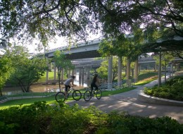 Park Buffalo Bayou w Houston to jedna z największych inwestycji tego typu w historii miasta. Projekt opiewał na 15 milionów dolarów, a głównym problemem przed jakim stanęli architekci było przystosowanie nieużywanych terenów w pobliżu ruchliwej autostrady w przestrzeń użyteczności publicznej. 
