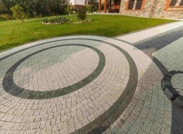 Nie tylko projekt domu i jego wnętrza powinny odzwierciedlać nasze gusta i zapewniał komfort użytkowania. Również w jego otoczeniu możemy prostymi środkami zagwarantować sobie estetykę i funkcjonalność  