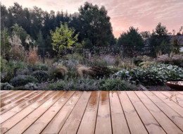 Nieopodal Zalewu Zegrzyńskiego, na kompaktowej działce o powierzchni niespełna 600 m2, rozpościera się bylinowy ogród zaprojektowany przez studio MM Krajobrazy. Ta niewielka przestrzeń zaaranżowana została w taki sposób, aby o każdej porze roku prezentować się spektakularnie. Liczne byliny dbają o to, żeby od wiosny do jesieni dostarczać przestrzeni barw, natomiast o estetykę zimą dbają trawy ozdobne.