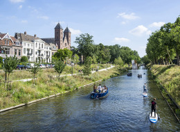 Międzynarodowe jury przyznało nagrodę European Prize for Urban Public Space 2022 projektowi
renowacji kanału Catharijnesingel w Utrechcie (Holandia), projekt holenderskiej pracowni
OKRA landschapsarchitecten.