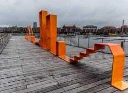 Most Kalvebod Brygge położony jest naprzeciwko wyspy Islands Brygge, przyjaznej letniej przestrzeni publicznej sprzyjającej mieszkańcom Kopenhagi. Nowy most spełnia funkcję miejskiego odpowiednika wyspy i przyciąga ludzi w dawniej nieodwiedzaną część miasta. 