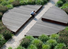 Po zrealizowaniu mebli miejskich dla biznesowej dzielnicy La Defense pod Paryżem Paweł Grobelny zrealizował kolejny projekt - tym razem w poznańskiej dzielnicy Chwaliszewo. Projekt skweru z małą architekturą powstał w ramach rewitalizacji historycznej dzielnicy Chwaliszewo, realizowanej przez poznańską firmę Nowa Sienna.