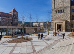 Przebudowa dziedzińca przed Centrum Kultury Zamek w Poznaniu to przykład interwencji urbanistycznej, która odmieniła przestrzeń o dużym potencjale społecznym. Powierzchnia pełniąca dotychczas funkcję parkingu, została przekształcona w zielony plac miejski.