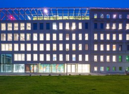W połowie 2020 roku na Wyspie Słodowej we Wrocławiu został oddany do użytku kolejny w Polsce obiekt, który wyszedł spod kreski znanej, holenderskiej pracowni MVRDV. Obiekt Concordia Design, który jest połączeniem starej, zabytkowej kamienicy oraz współczesnej, minimalistycznej formy, nie powstałby bez zastosowania innowacyjnej technologii docieplania budynków od wewnątrz w systemie Kooltherm K17 firmy Kingspan.