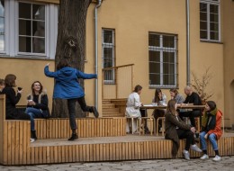 Podwórko kamienicy we Wrocławiu zamieniło się w kameralną przestrzeń wypełnioną drewnem. Architekci z pracowni Maćków stworzyli taras będący przedłużeniem ich biura, ale i ogólnym miejscem spotkań dla mieszkańców.