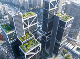 Znajdująca się w Szanghaju siedziba firmy DJI, światowego potentata w zakresie produkcji dronów, ze względu na swoją nowoczesną architekturę i wymagające rozwiązania wielokrotnie stawała się laureatem międzynarodowych nagród. Doceniona została także za rozwijające się w jej okolicy Sky Gardens, służące nie tylko pracownikom firmy, ale i okolicznym mieszkańcom. Projekt zielonej i funkcjonalnej przestrzeni Sky Gardens opracowała firma W&B Design International, dla której punktem wyjścia była potrzeba integracji wieżowców nowoczesnego miasta i środowiska naturalnego.