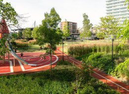 Holenderskie miasto Rijswik, położone w zespole miejskim Hagi, zyskało nowy park, zlokalizowany nad istniejącym już parkingiem podziemnym. Utworzenie parku miejskiego Bogaardplein jest jednym z etapów projektu wspierającego zrównoważony rozwój miasta. Dzięki rewitalizacji przestrzeni, kamienista nawierzchnia parkingu podziemnego zamieniła się w zieloną strefę z miejscami przeznaczonymi do zróżnicowanych form rekreacji, spotkań i odpoczynku. Za projekt parku Bogaardplein odpowiada grupa Delva.