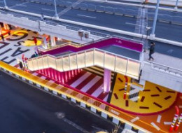 Wielkie metropolie jak Szanghaj zmagają się z niedoborem i niską jakością przestrzeni publicznych. Coraz bardziej widoczny jest wzrost zapotrzebowania na tego typu tereny, które zapewnią mieszkańcom miejsce do rekreacji i odpoczynku wśród zieleni. Aby sprostać tym wyzwaniom, miasto aktywnie wdraża procesy rewitalizacji, koncentrując się na poprawie istniejącej infrastruktury, w tym na wcześniej zaniedbanych przestrzeniach pod mostami i estakadami. Jednym z takich projektów jest opracowany przez studio Fish Design Shanghai Super Tube, który przekształca przestrzeń pod mostem nad rzeką Suzhou w Changning District w nowoczesną i funkcjonalną przestrzeń publiczną.