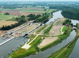 Zakończono szeroko zakrojone prace modernizacyjne na Odrze, obejmujące m.in. przebudowę śluz i jazów na różnych odcinkach rzeki. Inwestycje te, realizowane z myślą o usprawnieniu śródlądowej drogi wodnej i poprawie bezpieczeństwa, należały do największych tego typu przedsięwzięć w Europie. Na szczególną uwagę zasługują modernizacje w Krapkowicach i Januszkowicach, gdzie wykonano prace za kwoty odpowiednio 261 mln zł i 233 mln zł. Projekt został w dużej mierze sfinansowany z funduszy unijnych, które pokryły znaczną większość kosztów. Wykonawcą inwestycji była spółkę POM, odpowiedzialna m.in. za budowę bramy śluzy na przekopie Mierzei Wiślanej.