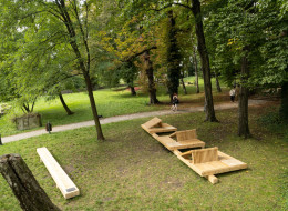 Revival - to hasło 11. międzynarodowych warsztatów projektowych Mood for Wood, które już po raz drugi odbyły się na granicy Polski i Czech, w Cieszynie. Studenci kierunków projektowych z Polski, Czech, Słowacji i Węgier, we współpracy z doświadczonymi zespołami tutorów, stworzyło 6 mebli miejskich dedykowanych mieszkańcom Polskiego i Czeskiego Cieszyna.
