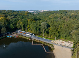 Zrealizowany projekt zagospodarowania terenu Ośrodka Rekreacyjnego „Balaton” w Wodzisławiu Śląskim to dzieło pracowni Plus8 Architekci. Inicjatywa, mająca na celu modernizację oraz rozbudowę infrastruktury rekreacyjnej, wprowadza nowoczesne rozwiązania funkcjonalne i estetyczne. 