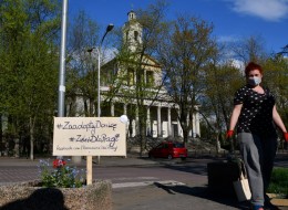 Na ulicach Warszawy przybywa małych form zieleni. Wszystko za sprawą akcji „Zaadoptuj Donicę” - mieszkańcy sieją i sadzą rośliny w starych donicach miejskich. Inicjatywę zainicjowało Porozumienie Dla Pragi