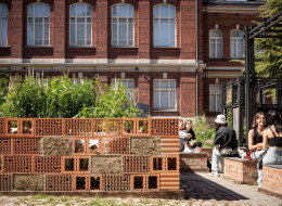 W ramach Helsinki Design Week zaprezentowany został hotel dla owadów, który usytuowany został na dziedzińcu pomiędzy Muzeum Architektury Fińskiej a helsińskim Muzeum Designu. Projekt nosi nazwę Alusta Pavilion, zaprojektowany został przez architektów Maiju Suomi i Elinę Koivisto, a przy jego tworzeniu pracowało pięćdziesięciu studentów architektury z Uniwersytetu Aalto. Projekt hotelu dla owadów prezentowany jest w ramach wystawy „Projekty dla chłodniejszej planety”, poświęconej kryzysowi klimatycznemu.