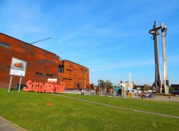 Charakterystyczna, prosta bryła ECS idealnie wpisuje się w krajobraz terenów przemysłowych stoczni, w klimat miejsca i czasów, które upamiętnia oraz stanowi dynamiczne tło dla Pomnika Trzech Krzyży, symbolu gdańskiego zrywu „Solidarności”. Minimalizm i surowe formy, w połączeniu z żywą zielenią - nawet we wnętrzu komponują się bardzo dobrze. 