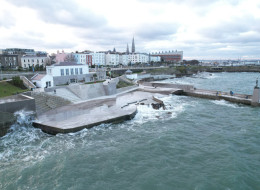 Rewitalizacja kąpielisk w Dún Laoghaire, przeprowadzona według projektu Departamentu Architektury DLR we współpracy z A2 Architects, realizowana była w latach 2019-2023. Powierzchnia zrewitalizowanego obszaru wynosi kilka hektarów, celem prac było przede wszystkim ożywienie długo opuszczonych obiektów nadbrzeżnych, umożliwiając ponowne połączenie miasta z morzem. Projekt rewitalizacji został jednym z dziesięciu finalistów 12. edycji Europejskiej Nagrody za Miejską Przestrzeń Publiczną 2024.